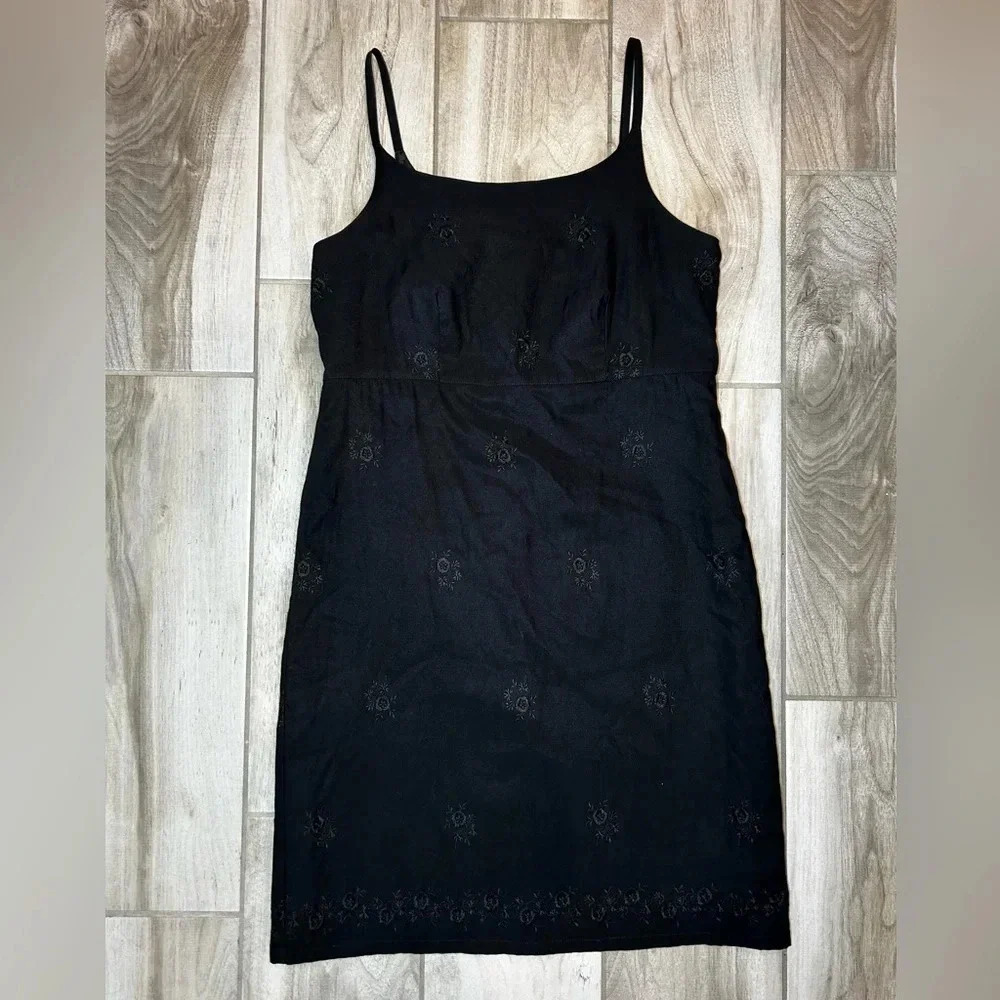 GAP Vintage Floral Embroidered Little Black Dress Y2K vibes